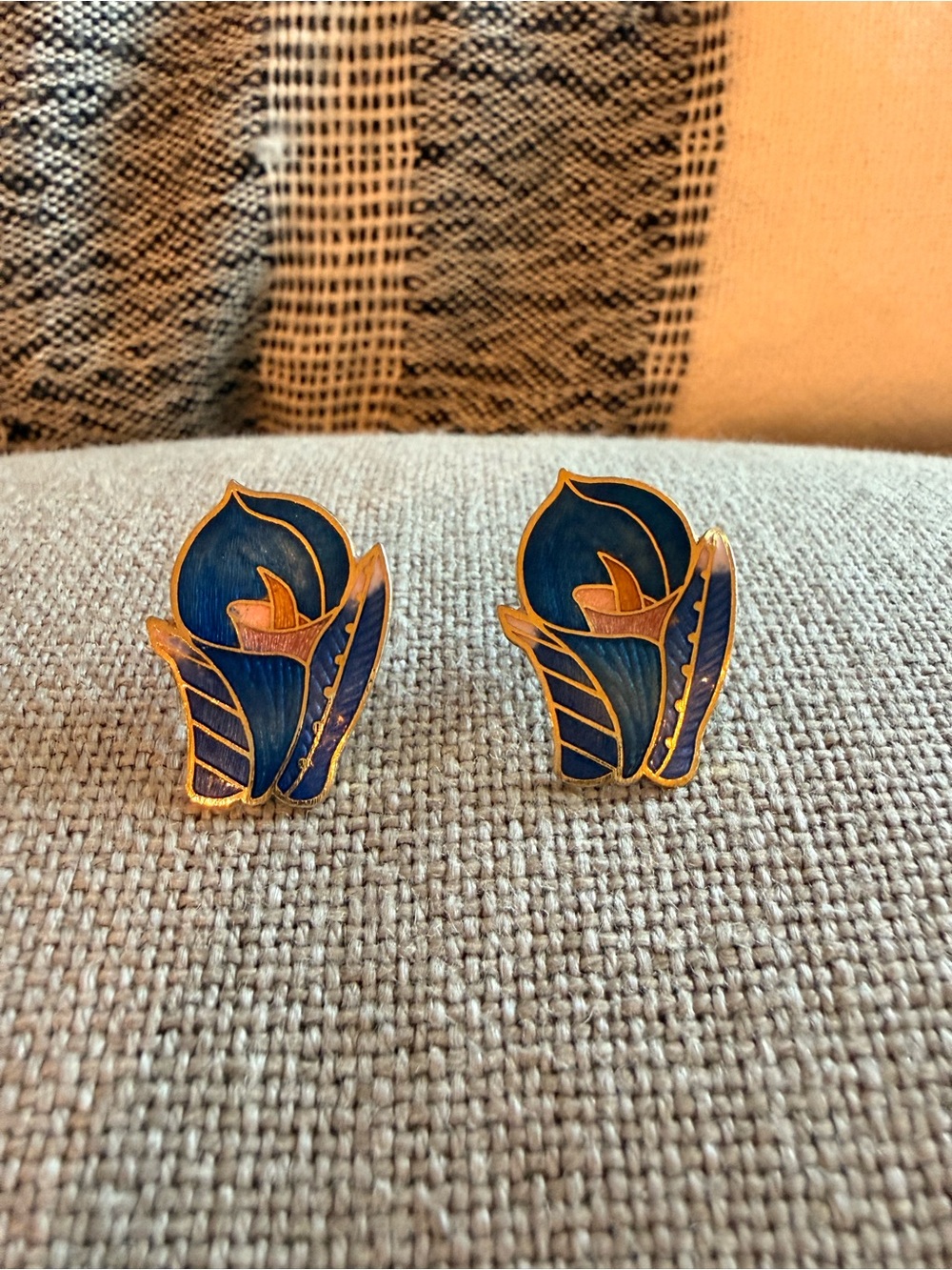 Vintage blue calla lily design in goldtone cloisonné enamel earrings.